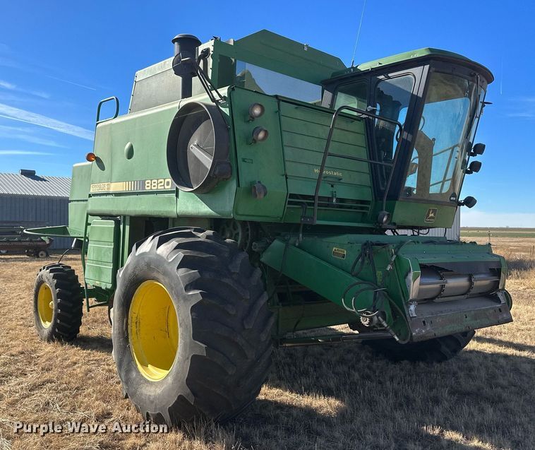 image for item IU9193 1988 John Deere 8820 Titan II  combine