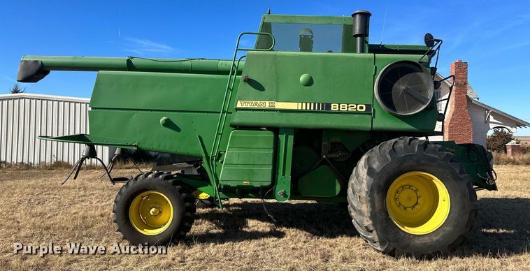 image for item IU9193 1988 John Deere 8820 Titan II  combine