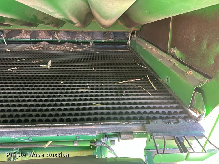 image for item IU9193 1988 John Deere 8820 Titan II  combine