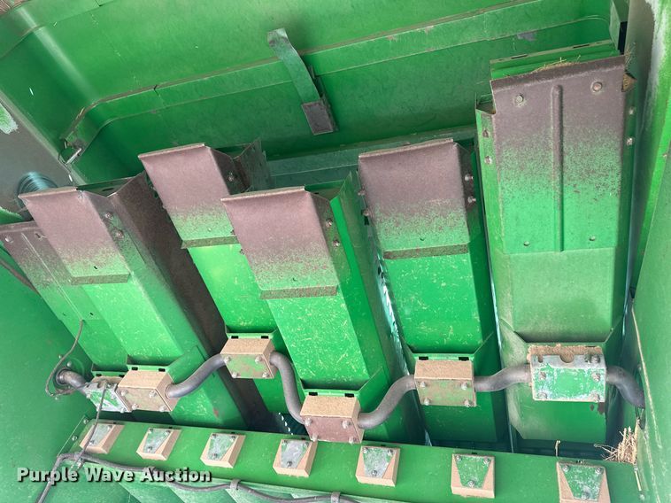 image for item IU9193 1988 John Deere 8820 Titan II  combine