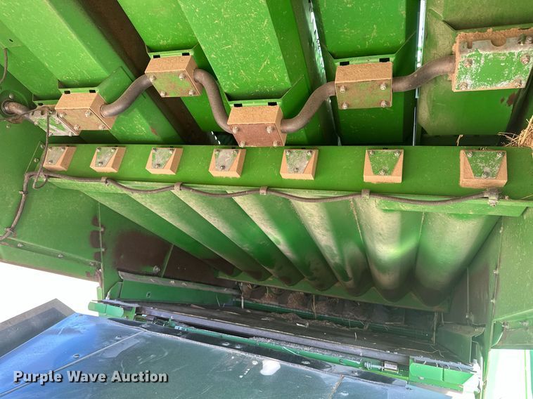image for item IU9193 1988 John Deere 8820 Titan II  combine