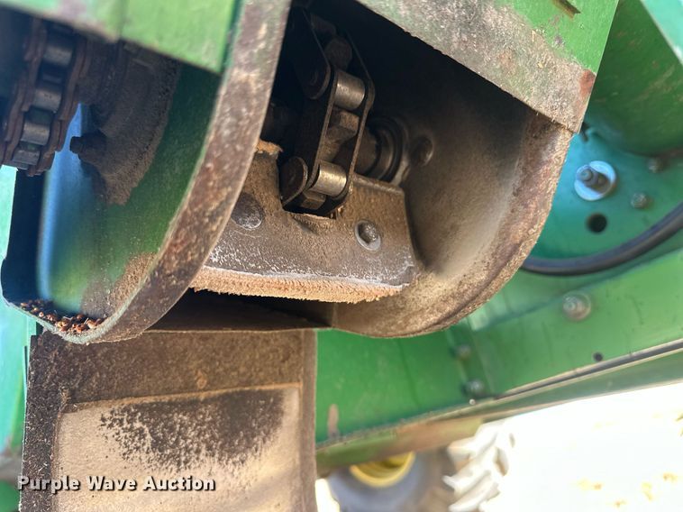 image for item IU9193 1988 John Deere 8820 Titan II  combine