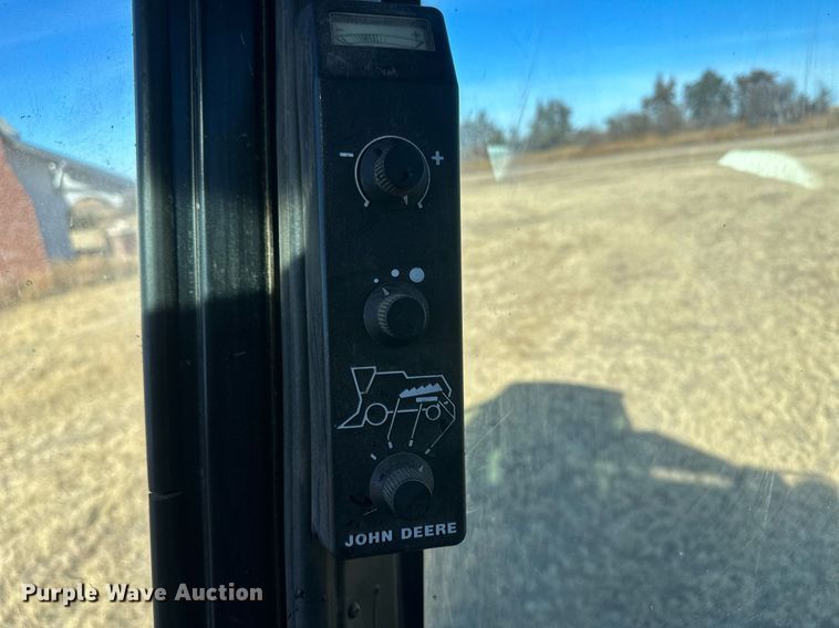 image for item IU9193 1988 John Deere 8820 Titan II  combine