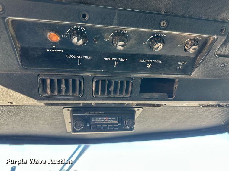 image for item IU9193 1988 John Deere 8820 Titan II  combine