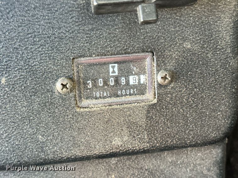 image for item IU9193 1988 John Deere 8820 Titan II  combine