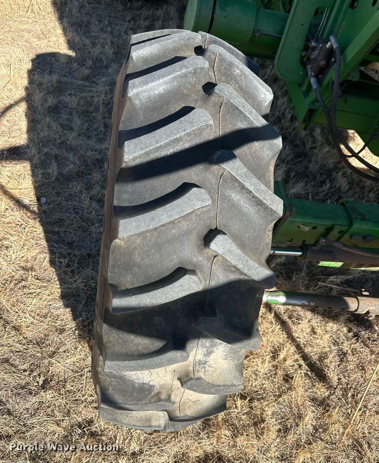 image for item IU9193 1988 John Deere 8820 Titan II  combine