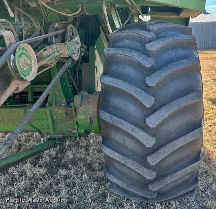 image for item IU9193 1988 John Deere 8820 Titan II  combine