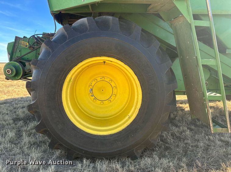 image for item IU9193 1988 John Deere 8820 Titan II  combine