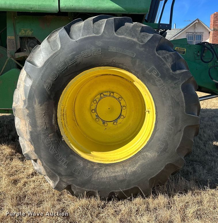 image for item IU9193 1988 John Deere 8820 Titan II  combine