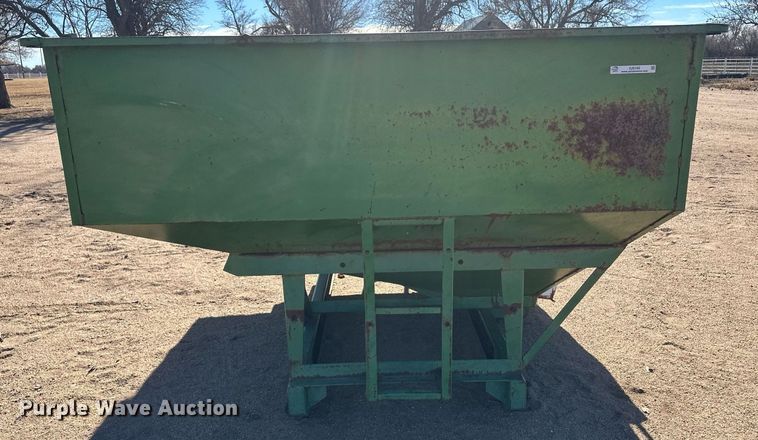 image for item IU9195 Huskee 225  gravity wagon box