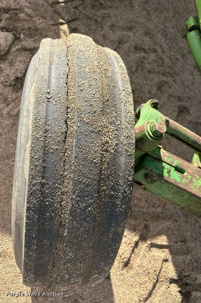 image for item IU9215 1971 John Deere 5020  tractor