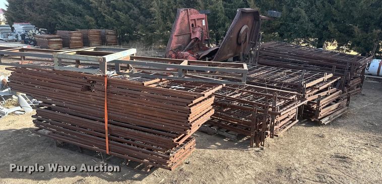 image for item IU9224 Approximately 61  hog panels