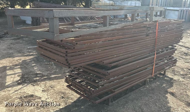 image for item IU9224 Approximately 61  hog panels