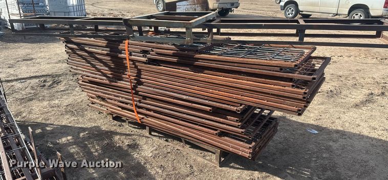 image for item IU9224 Approximately 61  hog panels