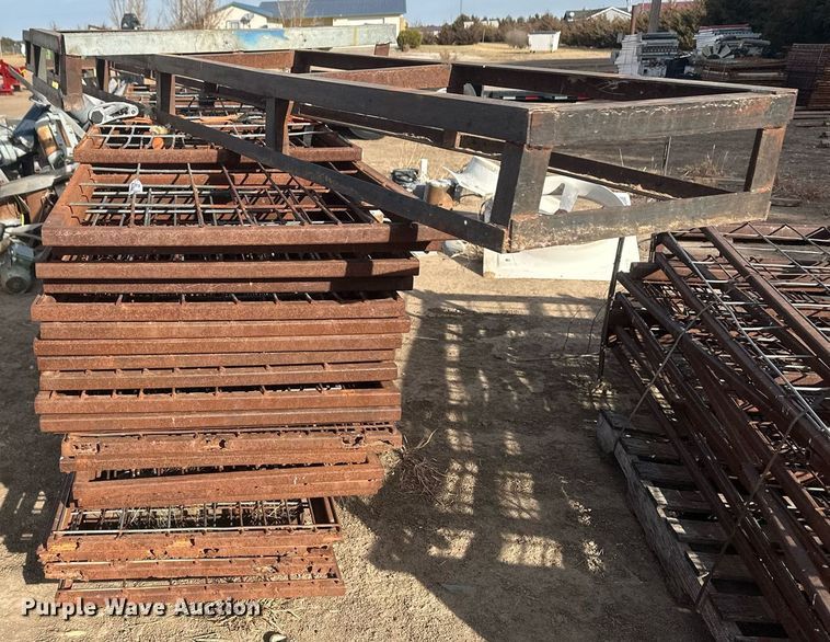 image for item IU9224 Approximately 61  hog panels