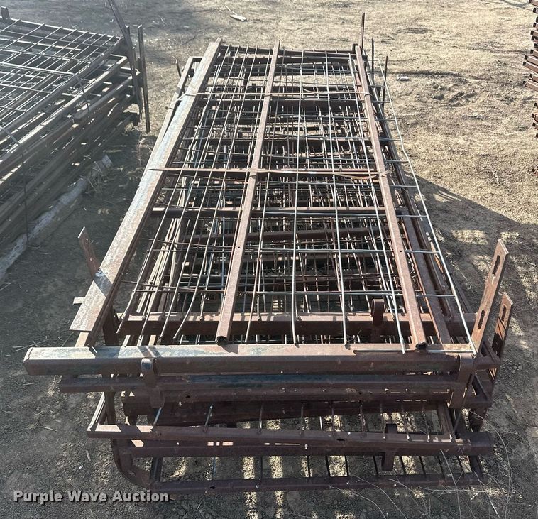 image for item IU9224 Approximately 61  hog panels