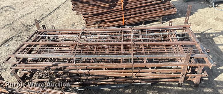 image for item IU9224 Approximately 61  hog panels