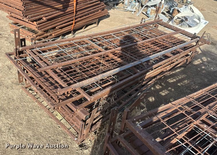 image for item IU9224 Approximately 61  hog panels