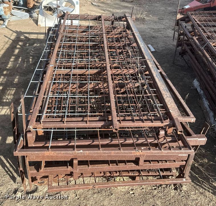 image for item IU9224 Approximately 61  hog panels