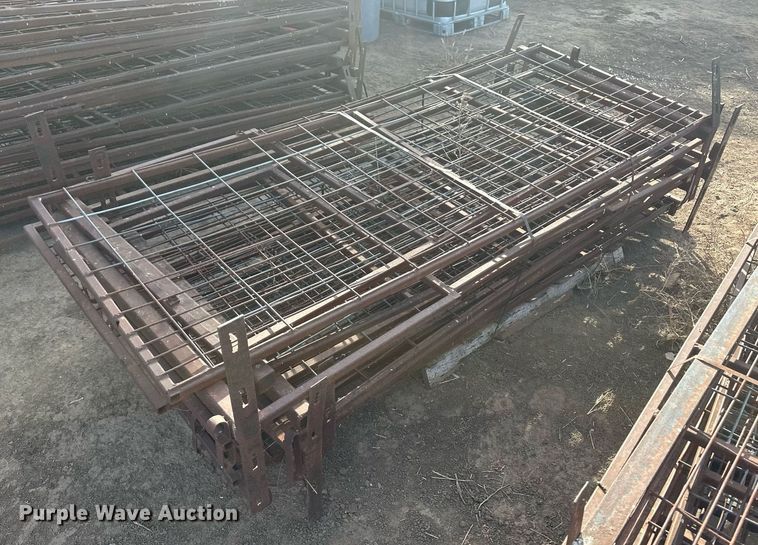 image for item IU9224 Approximately 61  hog panels