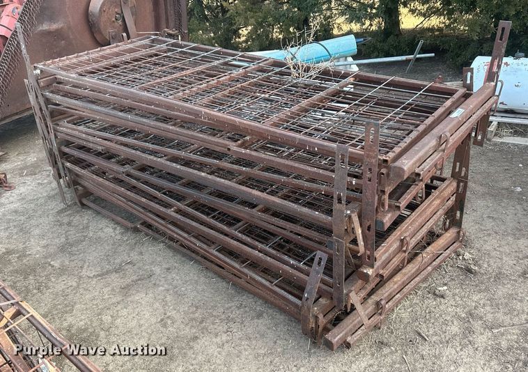 image for item IU9224 Approximately 61  hog panels