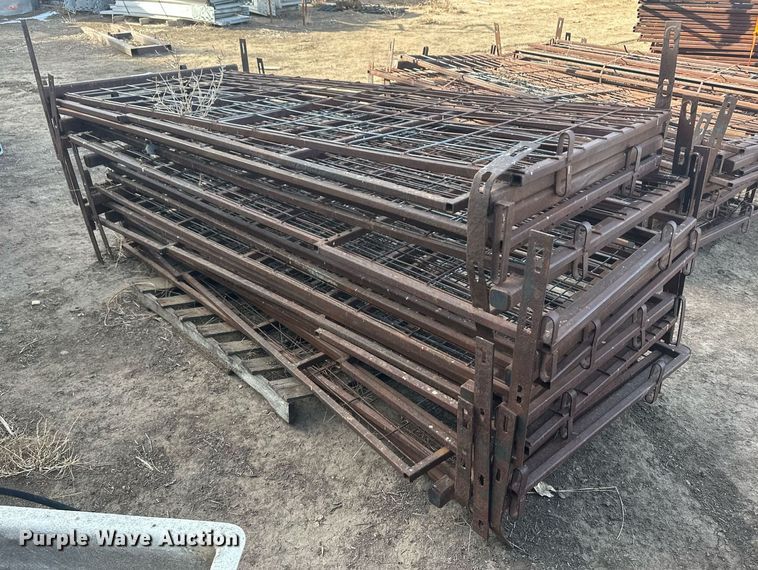 image for item IU9224 Approximately 61  hog panels