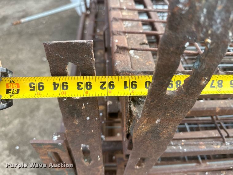 image for item IU9224 Approximately 61  hog panels