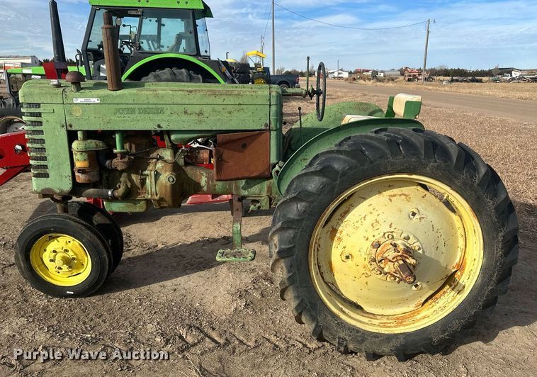 image for item IU9225 1952 John Deere MT  tractor