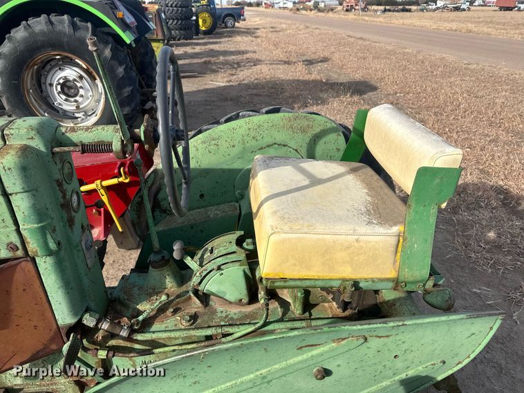 image for item IU9225 1952 John Deere MT  tractor