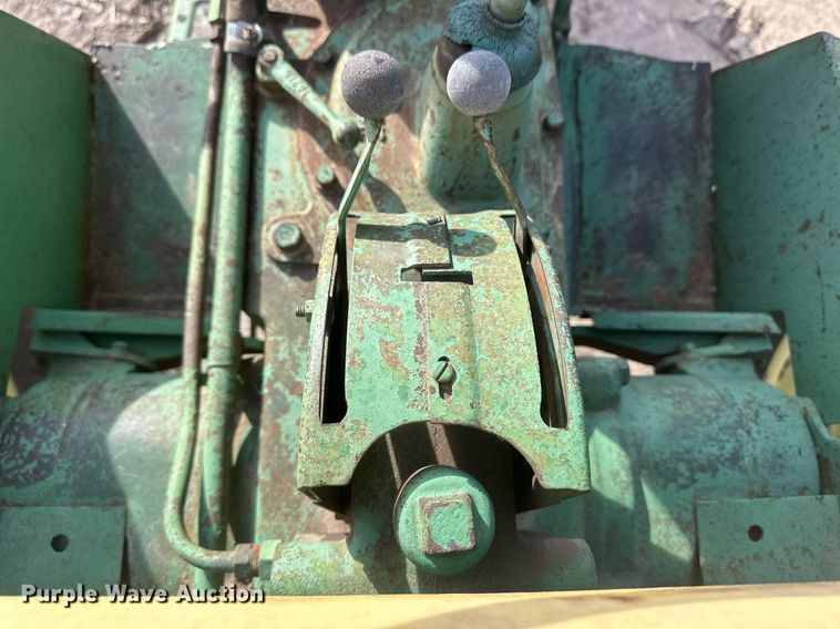 image for item IU9225 1952 John Deere MT  tractor