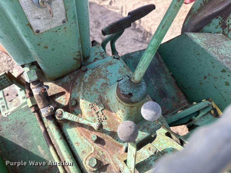 image for item IU9225 1952 John Deere MT  tractor