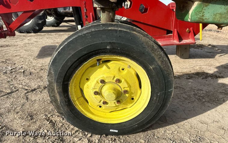 image for item IU9225 1952 John Deere MT  tractor