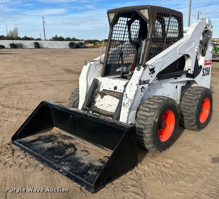 image for item IU9229 2002 Bobcat S250  skid steer loader