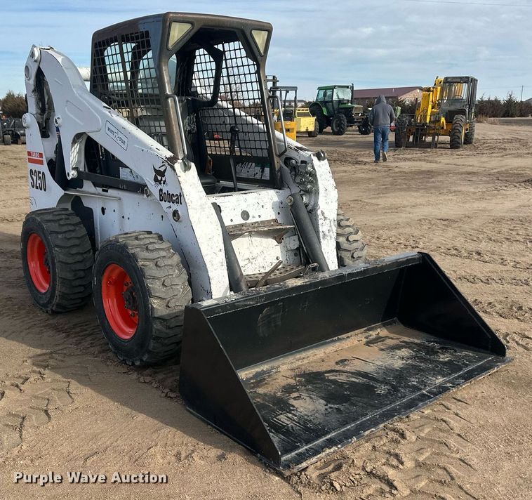 image for item IU9229 2002 Bobcat S250  skid steer loader