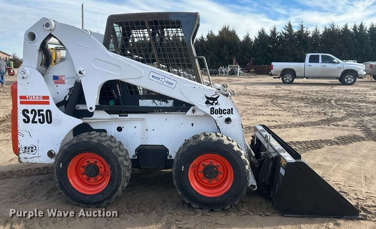 image for item IU9229 2002 Bobcat S250  skid steer loader