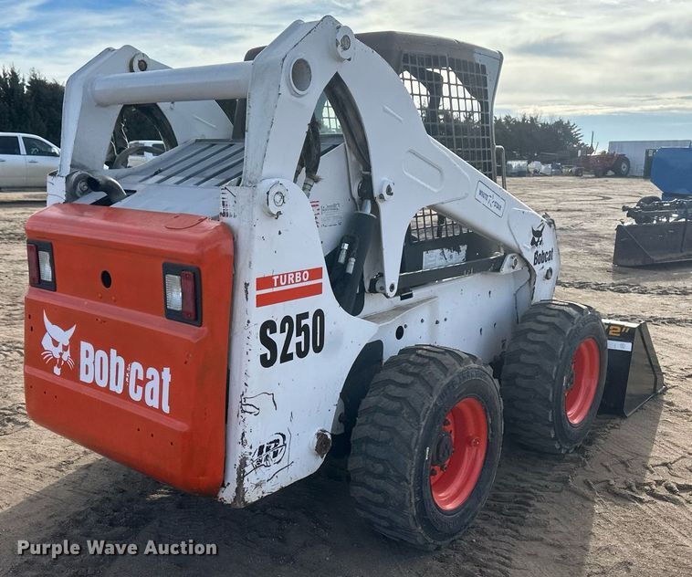 image for item IU9229 2002 Bobcat S250  skid steer loader