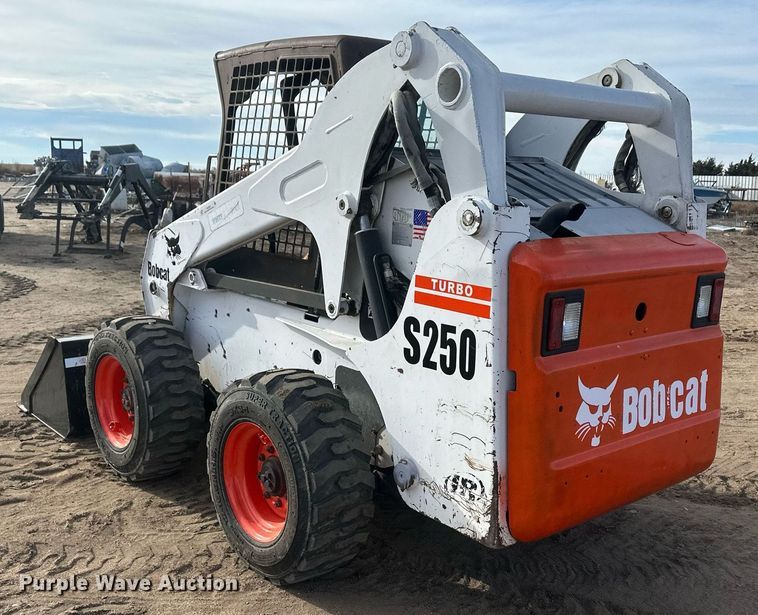 image for item IU9229 2002 Bobcat S250  skid steer loader