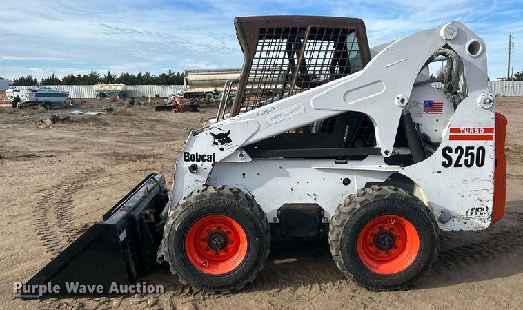 image for item IU9229 2002 Bobcat S250  skid steer loader