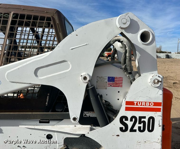 image for item IU9229 2002 Bobcat S250  skid steer loader