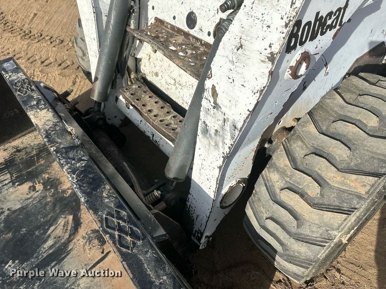 image for item IU9229 2002 Bobcat S250  skid steer loader