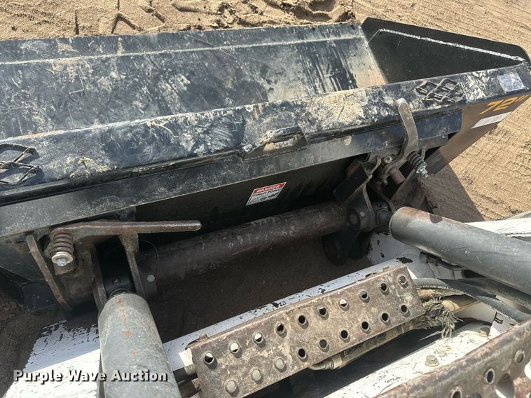 image for item IU9229 2002 Bobcat S250  skid steer loader