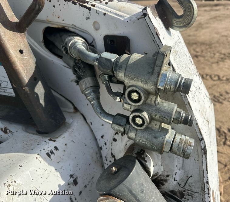 image for item IU9229 2002 Bobcat S250  skid steer loader