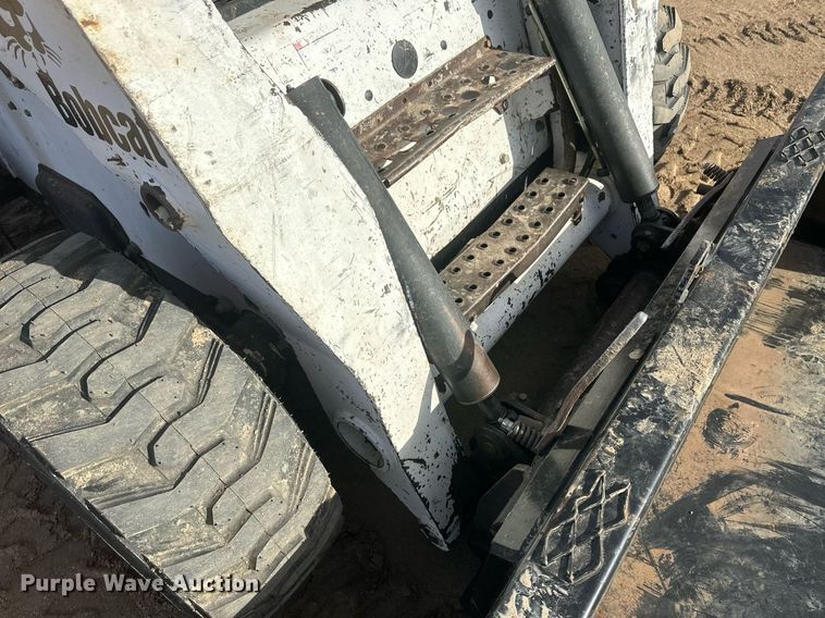 image for item IU9229 2002 Bobcat S250  skid steer loader