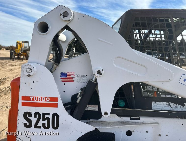 image for item IU9229 2002 Bobcat S250  skid steer loader