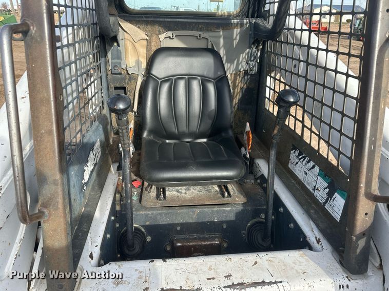 image for item IU9229 2002 Bobcat S250  skid steer loader