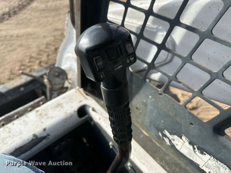 image for item IU9229 2002 Bobcat S250  skid steer loader