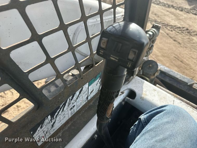 image for item IU9229 2002 Bobcat S250  skid steer loader