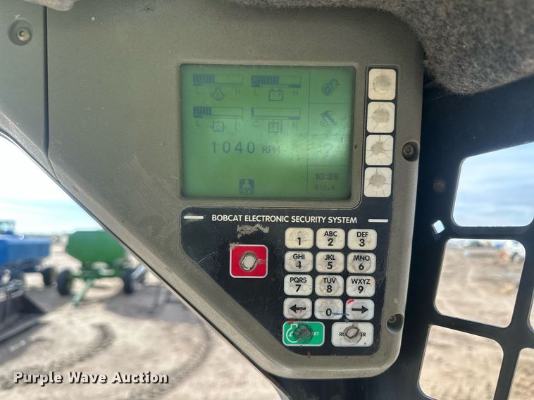 image for item IU9229 2002 Bobcat S250  skid steer loader