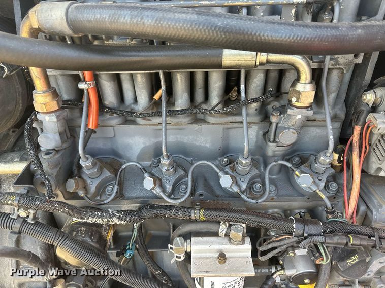 image for item IU9229 2002 Bobcat S250  skid steer loader