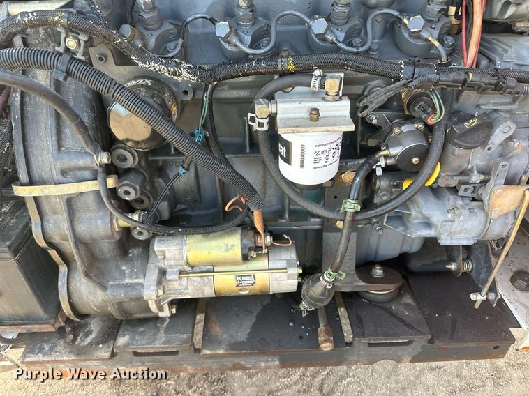 image for item IU9229 2002 Bobcat S250  skid steer loader